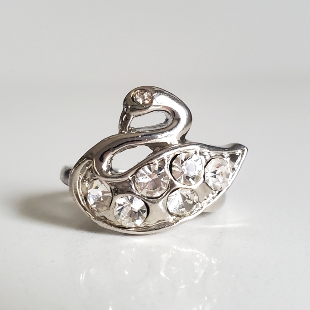 🌟 Swan Shaped Diamond Ring 🌟